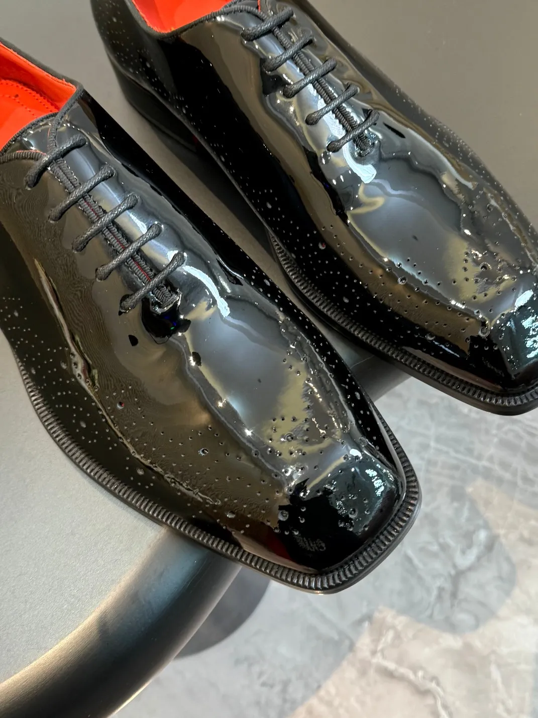 [CL red-soled shoes] Top P: 1020💰 Size 39-44 (⚠️38.45.46 custom-made, non-refundable and non-exchangeable) 🆑High-end men’s business formal leather shoes, original and genuine top-quality goods ••✅💯 Top-quality original order purchasing agent! Original imported patterned cowhide ➕Imported cowhide lining ➕Cowhide feet ➕Original leather outsole~🉑️Feel free to compare the authentic ones!